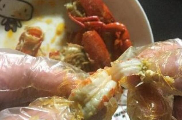 小龙虾怎么吃剥皮