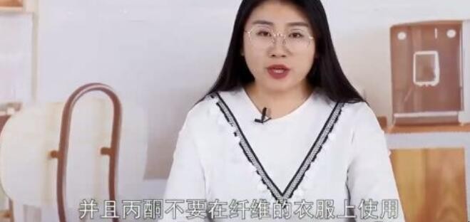 胶水粘到衣服上怎么洗掉