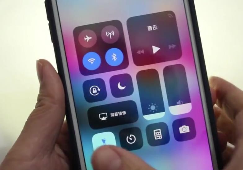 苹果手机手电筒不亮了怎样回事
