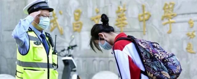 鞠躬礼的正确做法 深鞠躬的标准做法是怎样的