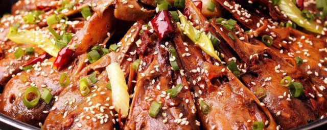 干锅辣鸭头制作办法 干锅鸭头制作次序