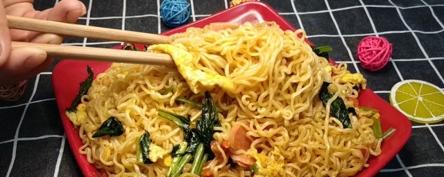 怎么做大人小孩都爱吃的炒方便面 怎样做大人小孩都爱吃的炒方便面