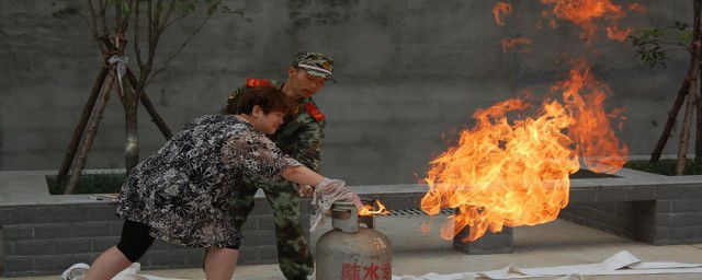 煤气罐着火准确的扑救办法是 煤气罐着火准确的扑救方式