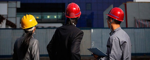 工地戴红色帽子的是什么人 建筑工人一般戴什么颜色的安全帽