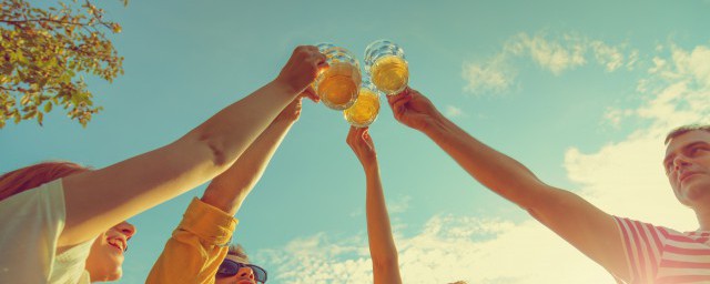 没有起瓶器用什么开啤酒 没有起瓶器如何开啤酒