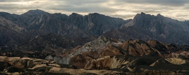 重峦叠嶂的意思 重峦叠嶂是什么意思