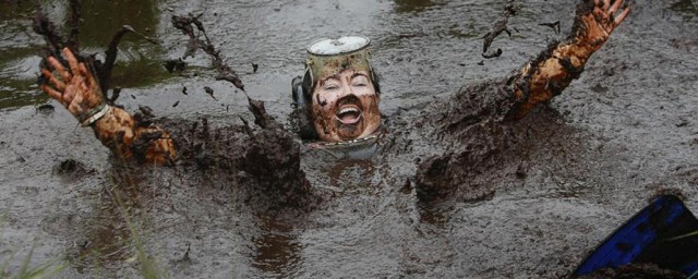 陷入沼泽地怎么自救 陷入沼泽地自救办法