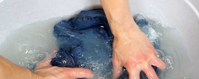 巧克力弄在衣服上洗得掉吗 巧克力弄在衣服上怎么洗得掉吗