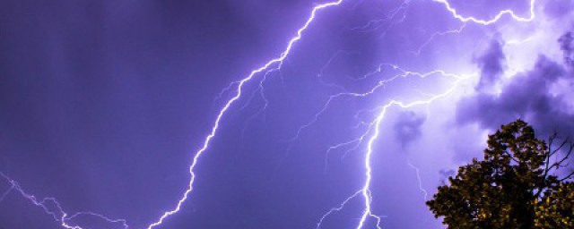 打雷可以开灯吗 打雷可以玩手机吗?