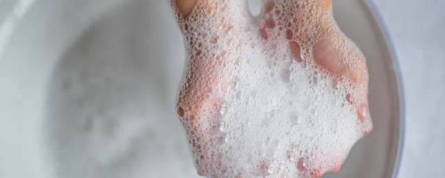 如何让发黄的硅胶手机壳变白 发黄手机壳变白小妙招