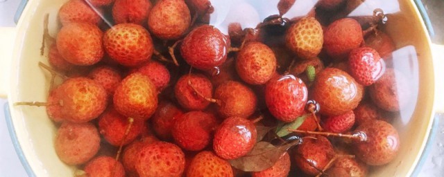 泡荔枝酒可以用低度酒吗 荔枝功效简介