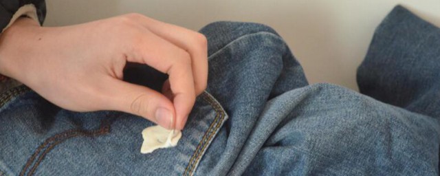 牛仔裤洗完特别硬该怎么处理 牛仔裤洗完特别硬该如何处理