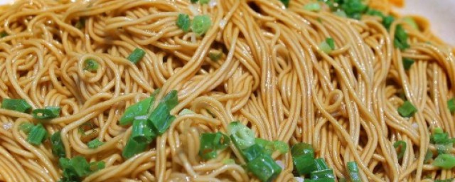 如何自制超美味葱香肉酱面 葱油拌面由来
