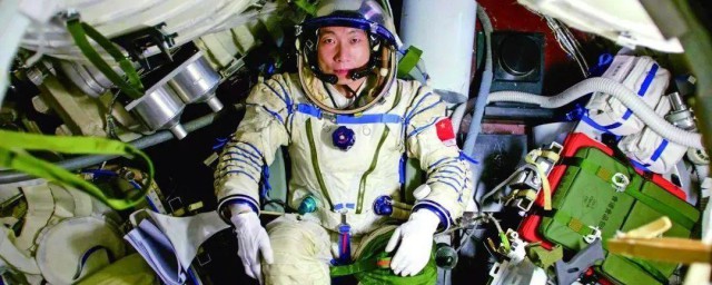 航天员在太空中怎样看书 航天员在太空中生活方法介绍