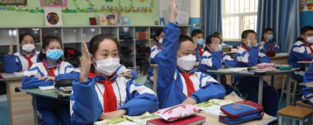 10句英语自我介绍简易 学生的英语自我介绍
