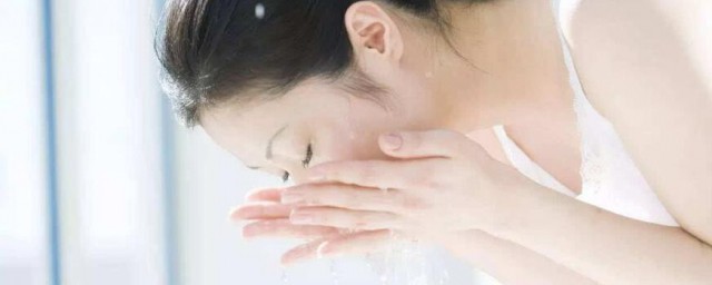 用盐水洗脸祛痘吗 用盐水洗脸能不能祛痘