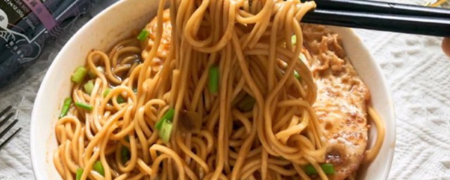 如何制作网红荷包蛋焖面 网红荷包蛋焖面做法