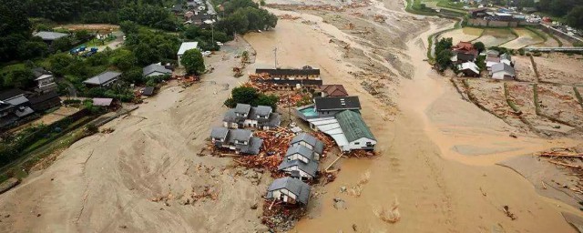 突遇泥石流精确做法 在遇到泥石流时怎么做