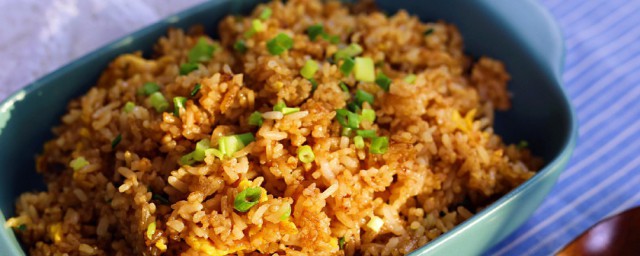 酱油炒饭最正确的做法 酱油炒饭的家常做法