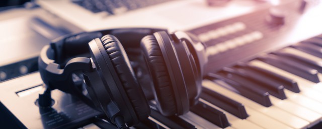 类似爱情歌词萧亚轩 类似爱情歌曲介绍