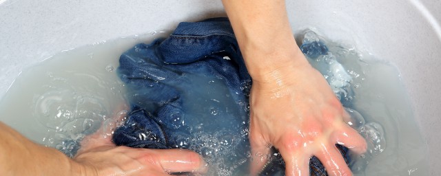 磨砂衣服脏了怎么清洗干净 磨砂衣服脏了如何清洗干净