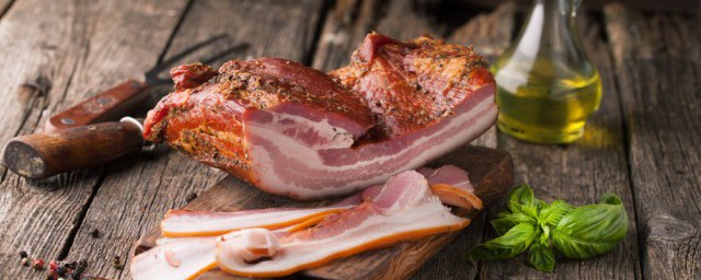 怎样做青椒炒腊肉呢 青椒炒腊肉的烹饪方法