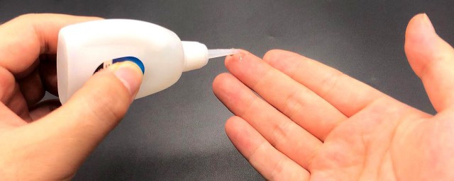 502胶水粘手上凝固怎样洗掉 怎样洗掉手上的502胶水