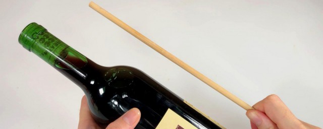 无开瓶器怎么开红酒木塞 无开瓶器开红酒木塞的方法
