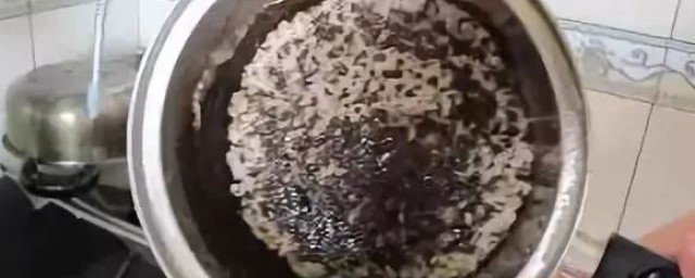 去锅上油垢小秘诀 不同材质的锅上油垢怎样处理