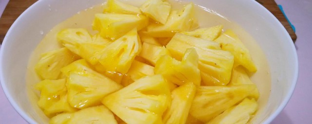 泡菠萝用盐水还是糖水 泡菠萝用什么水泡好