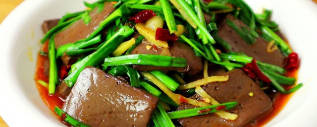 鸭血炒韭菜怎么做 制作鸭血炒韭菜的方法