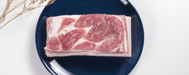 猪肉淡红色好还是深红色好 猪肉淡红色深红色哪个好