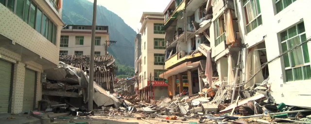 在避震自救瞬间人们的首先选择是 发生地震自救先保护哪里