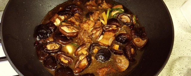 香菇魔芋炖排骨的做法 魔芋香菇炖排骨的做法次序