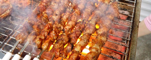 烤羊肉串炭的方法 炭火烤羊肉串的做法