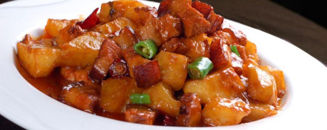 红烧肉炖土豆如何做好吃 制作红烧肉炖土豆的要领