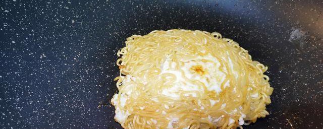 怎样制作好吃的泡面饼 制作好吃的泡面饼的做法