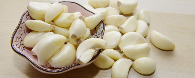 糖醋泡大蒜的制作方法 糖醋泡大蒜需要注意什么