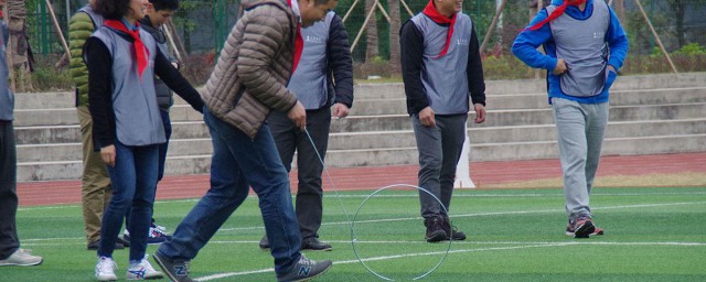 滚铁环的玩法 如何滚铁环