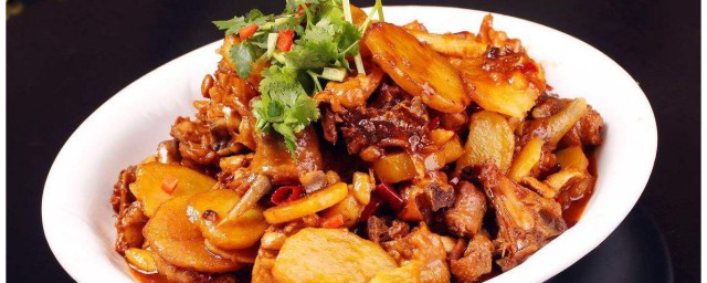 干锅鸡肉土豆块的做法秘诀 如何做干锅鸡肉土豆块的