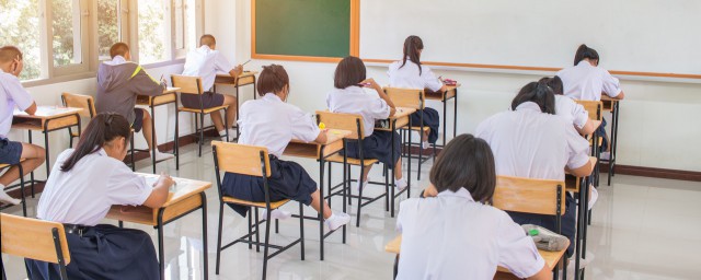 人字中间一龙字打一成语 人字中间一龙字打一成语是什么