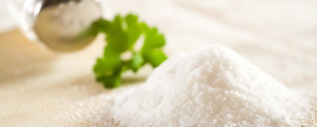 菠萝没有盐用什么代替 菠萝没有盐用的办法