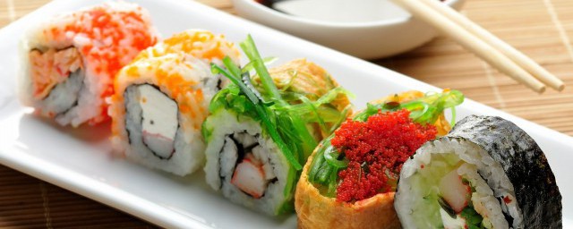 寿司米饭凉的还是热的 寿司里的米饭是冷的吗