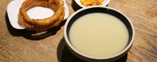 北京豆汁是什么做的 豆汁适合什么人喝呢