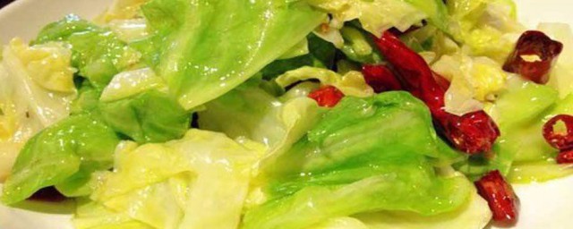 包菜怎样炒好吃家常做法 包菜炒尖椒的做法