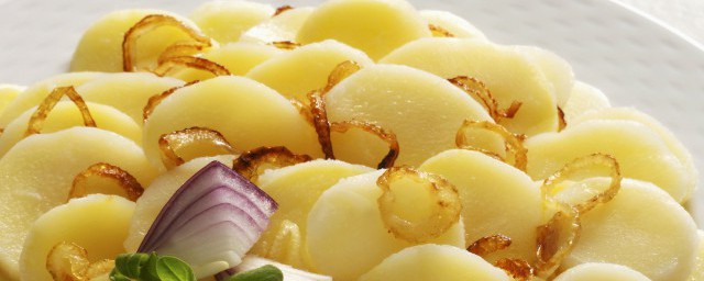 怎样做土豆焖米饭窍门 土豆焖米饭制作方法