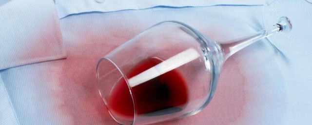 牛仔裤上的红酒怎样洗 牛仔裤上的红酒怎么清洗