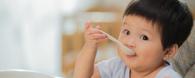 一岁宝宝的辅食鱼肉西蓝花粥如何做好吃 宝宝辅食西兰花银鱼粥做法