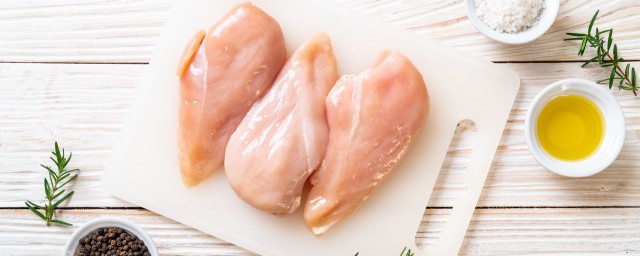 买回来的鸡胸肉怎么做好吃 卤鸡胸肉的做法