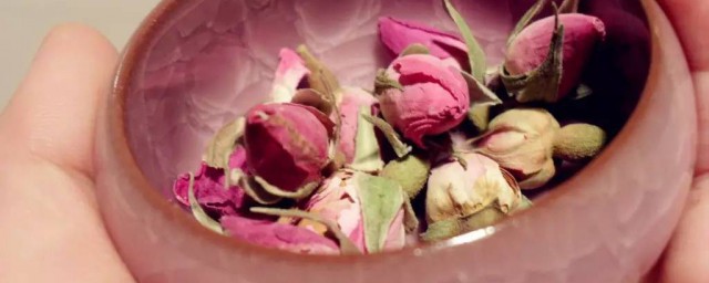 经期可以喝玫瑰花泡水吗 经期能不能喝玫瑰花泡水